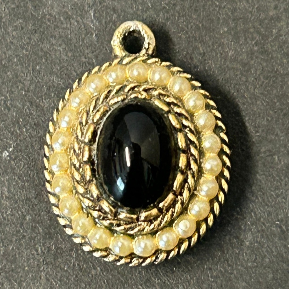 Vintage Avon Pendant Necklace Charm Gold Black Simulated Onyx and Pearl Oval